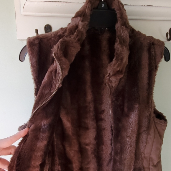 Private Quarters Faux Mink Vest - Picture 4 of 6